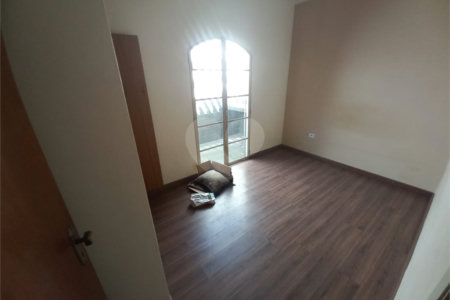 Casa térrea com 3 dormitórios, sendo 1 suíte.