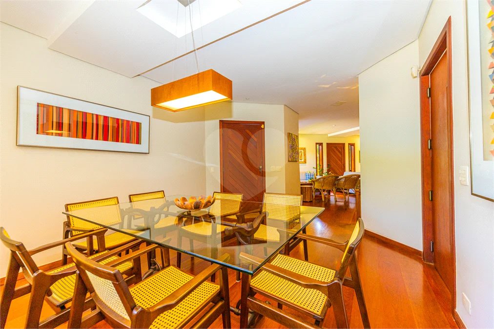 Casa à venda com 4 quartos, sendo 3 suítes, em Interlagos, São Paulo, SP