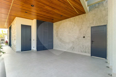 Indaiatuba - Condominio Villa Sapezal - 318 m² de Terreno - 230 m² de Área Construída - 3 suítes, sendo 1 Master com closet planejado - Sala de TV - Sala de estar integrada à Sala de jantar - Cozinha com móveis planejados - Despensa - Escritório planejado - Lavabo - Piscina com preparação para aquec
