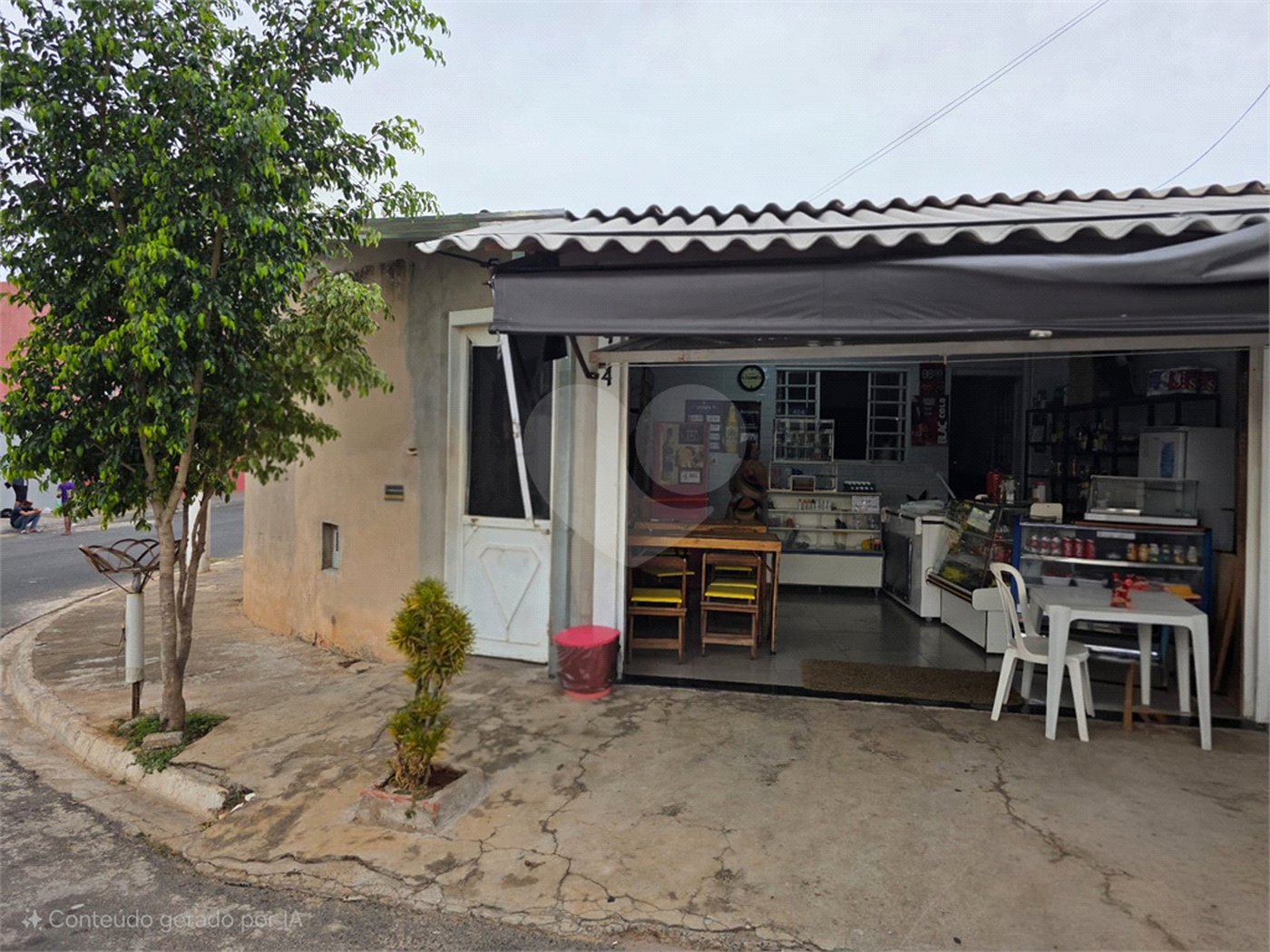 Casa com edícula no Abdelnur.