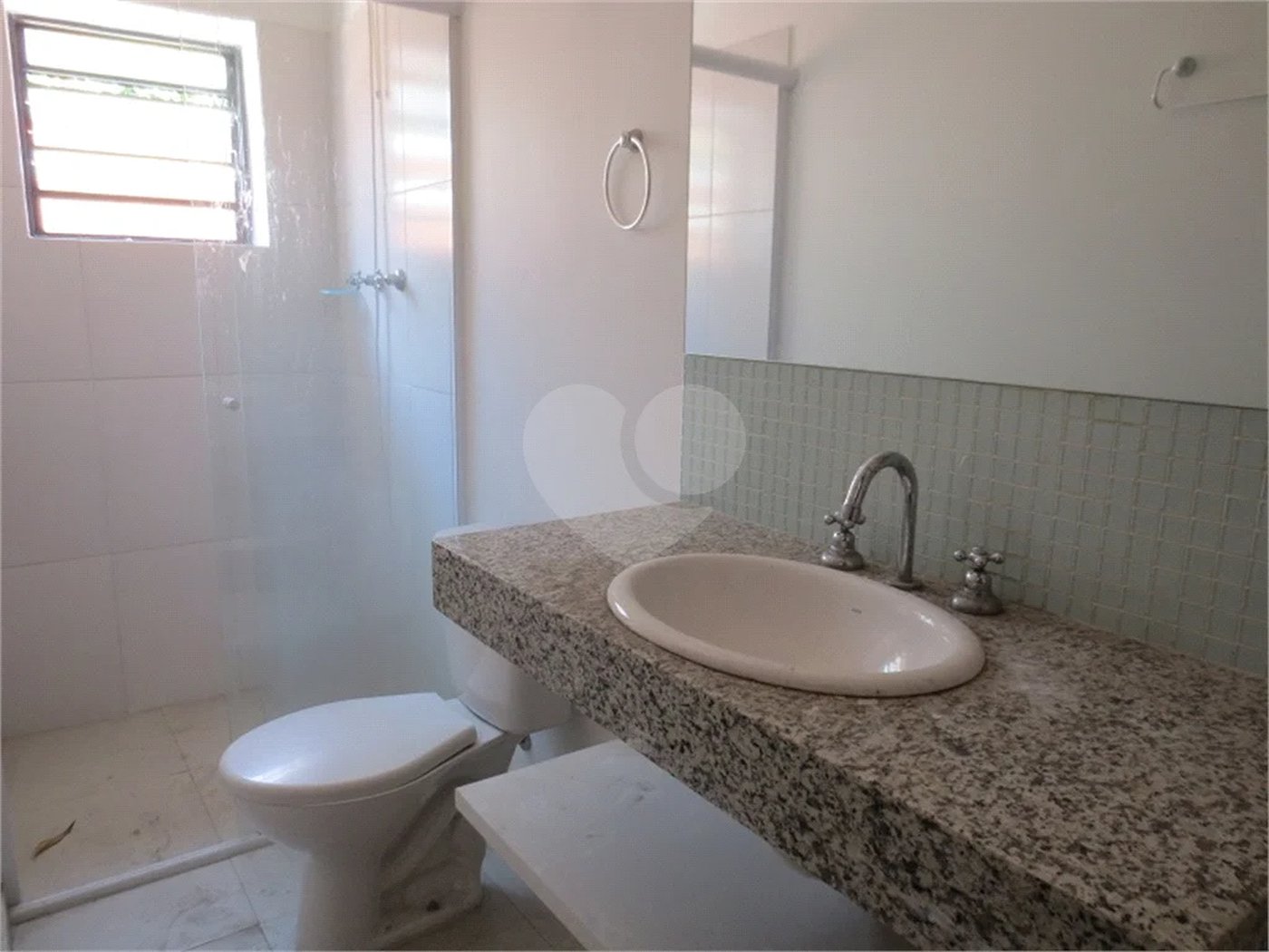 Casa no Pacaembu com ótima distribuição e amplo quintal em terreno em declive