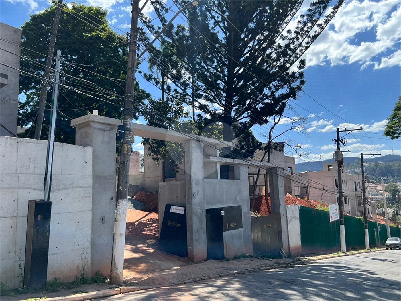 Residencial Tremembe Casa Linda - 255 mts - 04 dormit sendo 02 suites , 5 wcs - 04 vagas