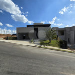 Maravilhosa Casa térrea em condomínio fechado no Portal Lamis, com 3 suítes, piscina privativa e persianas elétricas em excelente condomínio com salão de festas, piscina, quadras de tênis, beach tênis e campo de futebol. Vista cinematográfica da Pedra Grande.