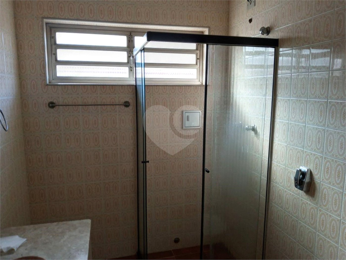 Casa com 4 dormitórios e 4 vagas.