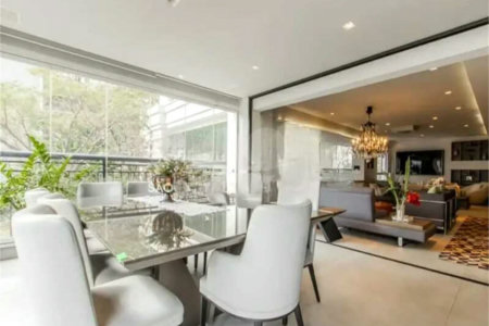 Apartamento de 306m² na melhor região de Moema, 3 suítes, 5 vagas, varanda gourmet, depósito, fora de rota