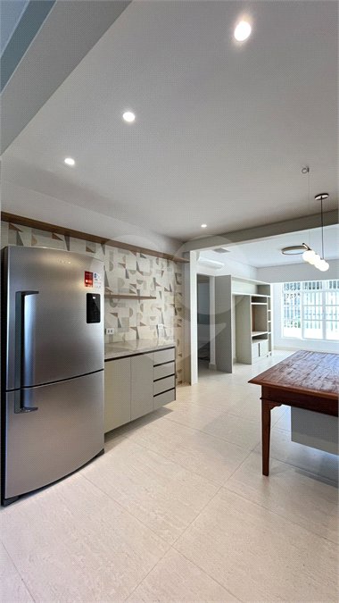 Apartamento com 69 metros todo reformado ao lado da Alameda Lucas em Atibaia.