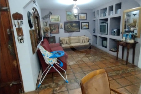 Casa à venda na Vila Mariana de 300 metros quadrados, com 3 dormitórios, 1 suíte e 2 vagas.