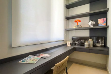 Indaiatuba - Condominio Villa Sapezal - 318 m² de Terreno - 230 m² de Área Construída - 3 suítes, sendo 1 Master com closet planejado - Sala de TV - Sala de estar integrada à Sala de jantar - Cozinha com móveis planejados - Despensa - Escritório planejado - Lavabo - Piscina com preparação para aquec