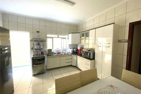 Sobrado à venda com 182m² 3 quartos, 2 vagas e churrasqueira em excelente localização