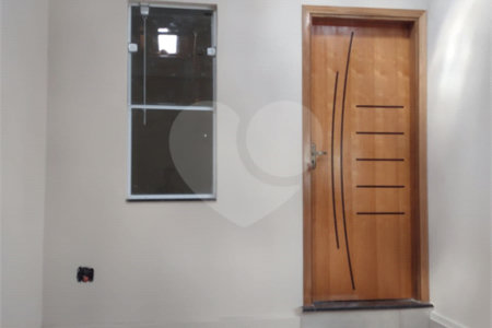 Casa Térrea com 3 dormitórios, sendo 1 suíte.