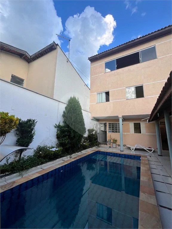 Casa ampla no bairro Terra Rica com 3 pavimentos e excelente estrutura.