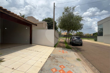 Vende-se casa no Village Damha II