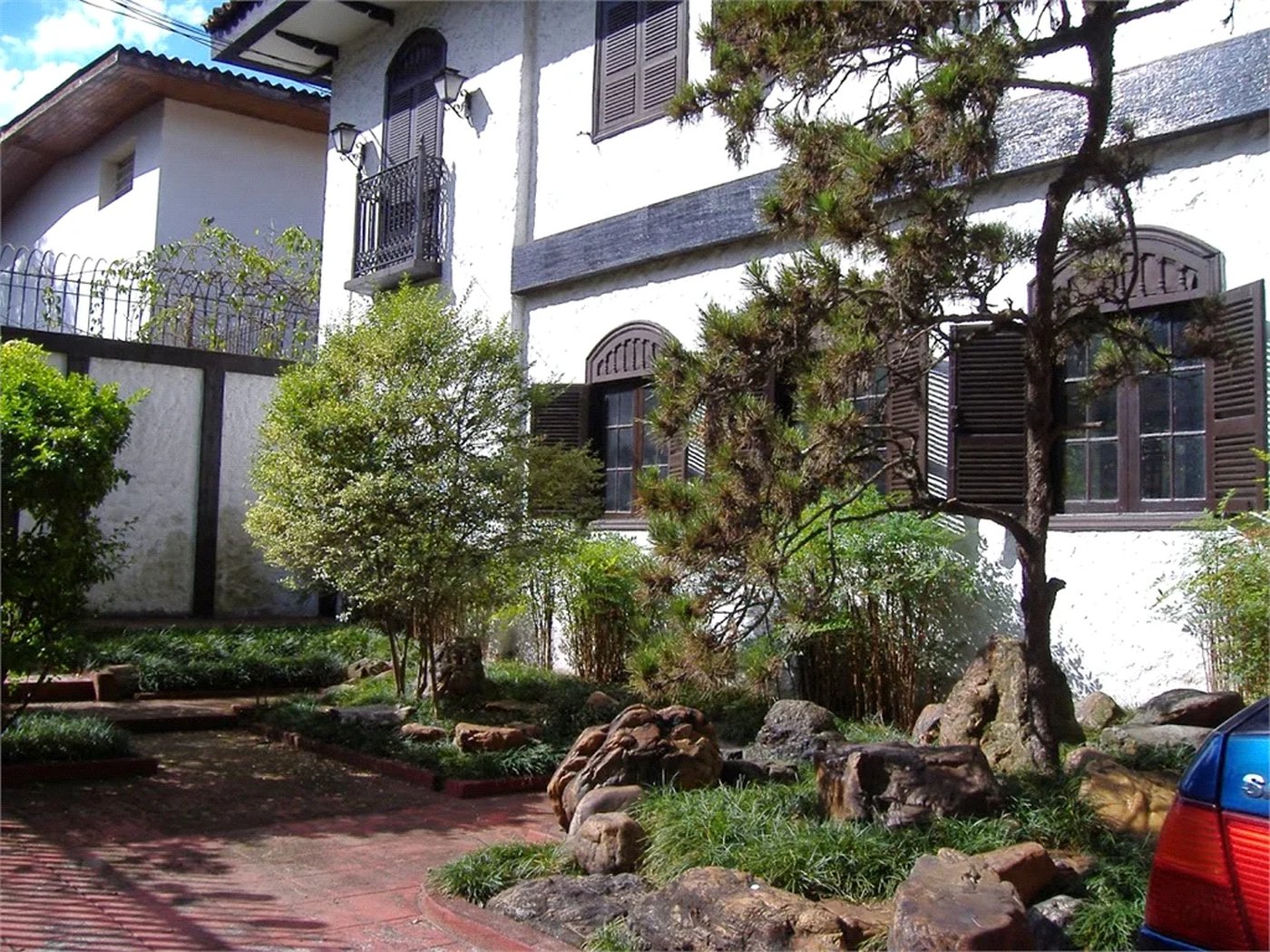 Sobrado em estilo Tudor com edícula independente à venda –