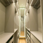Indaiatuba - Condominio Sapezal - R$ 2.400.000,00 - Área Total 360,00 m² - Área Construída 213,32 m² - TÉRREA - 03 suítes sendo a master com closet; - Escritório; Lavabo; Cozinha com cooktop e planejados; Gourmet com churrasqueira; Ambientes preparados para ar condicionado; Piscina com cascata,