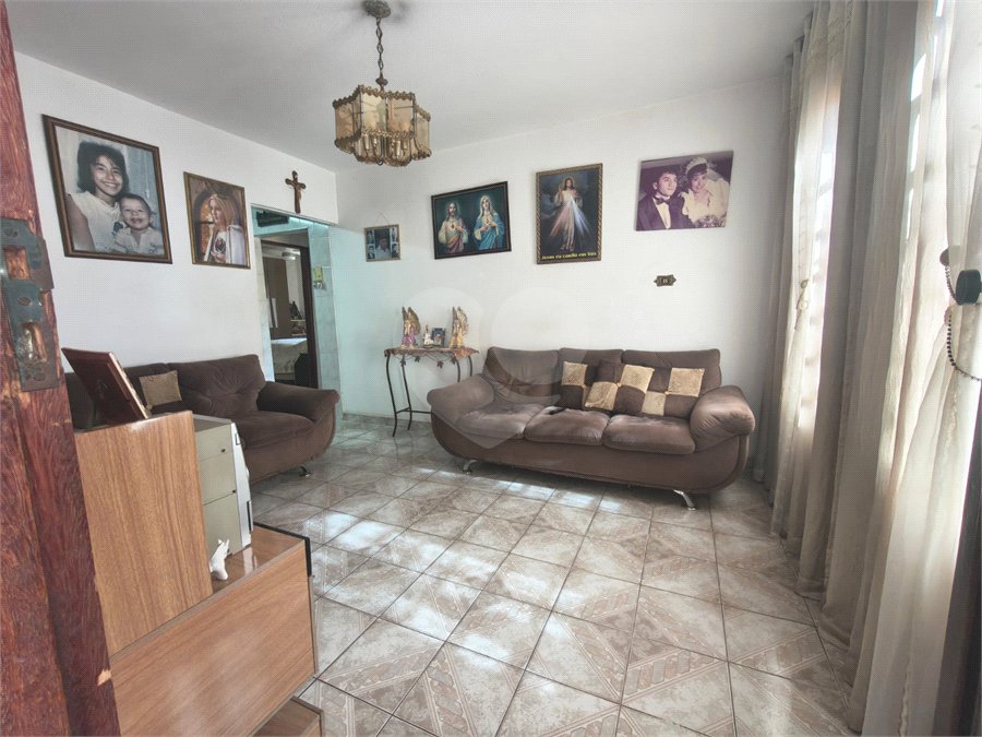 Linda Casa com Comercio ao lado independente.