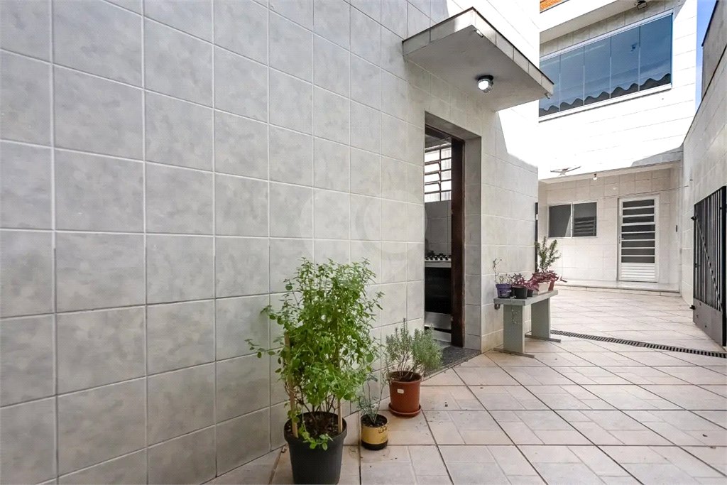 Sobrado no Jabaquara com 280m², 3 dormitórios, quintal amplo, varanda e 3 vagas de garagem.