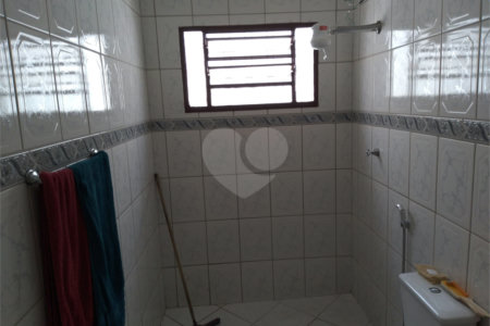 Casa térrea com 2 dormitórios, sendo 1 suíte.