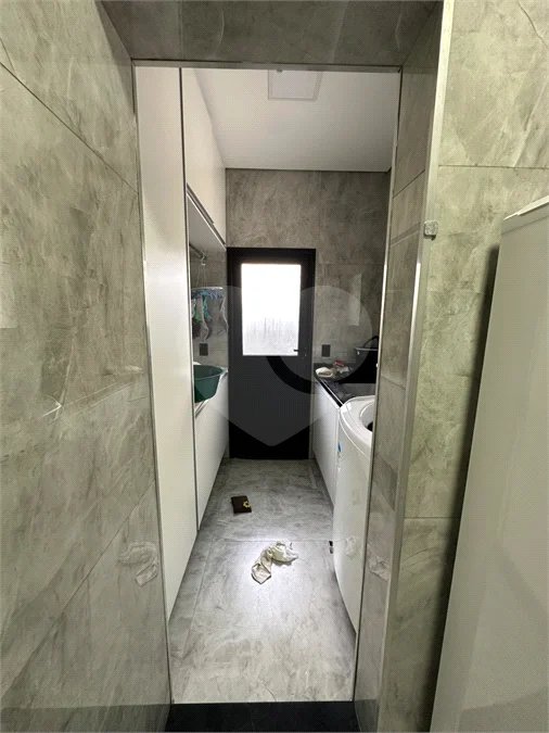 Condomínio London Park – Indaiatuba/SP - Uma casa simplesmente encantadora, em uma das posições mais desejadas do Condomínio London Park, com fundo para a mata, proporcionando privacidade, tranquilidade e uma conexão incrível com a natureza. Terreno: 318,12 m² - Área construída: 265,09 m²