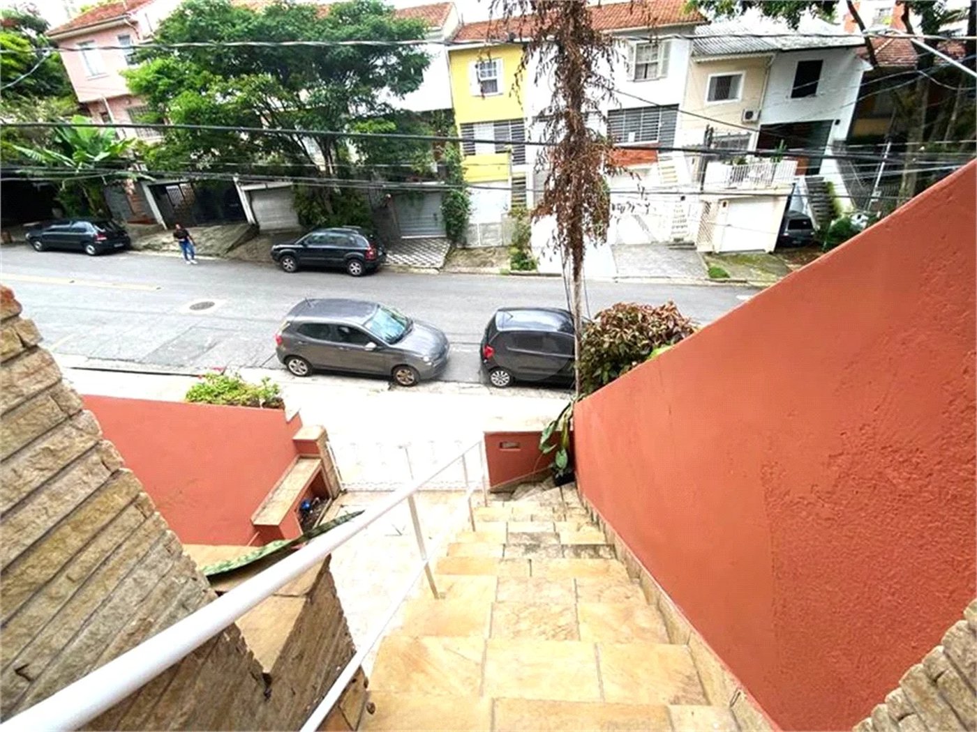 SOBRADO PARA VENDA OU LOCAÇÃO EM PERDIZES COM 3 DORM E 2 VAGAS DE GARAGEM