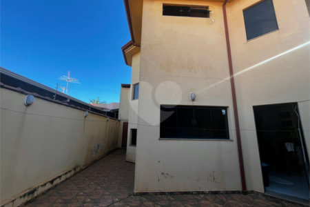 Casa à Venda na Rua Principal do Parque Fehr com Aquecedor Solar