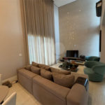 Casa de alto padrão em condomínio exclusivo com 4 suítes