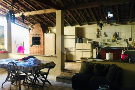 Casa térrea no Jardim Bandeirantes.