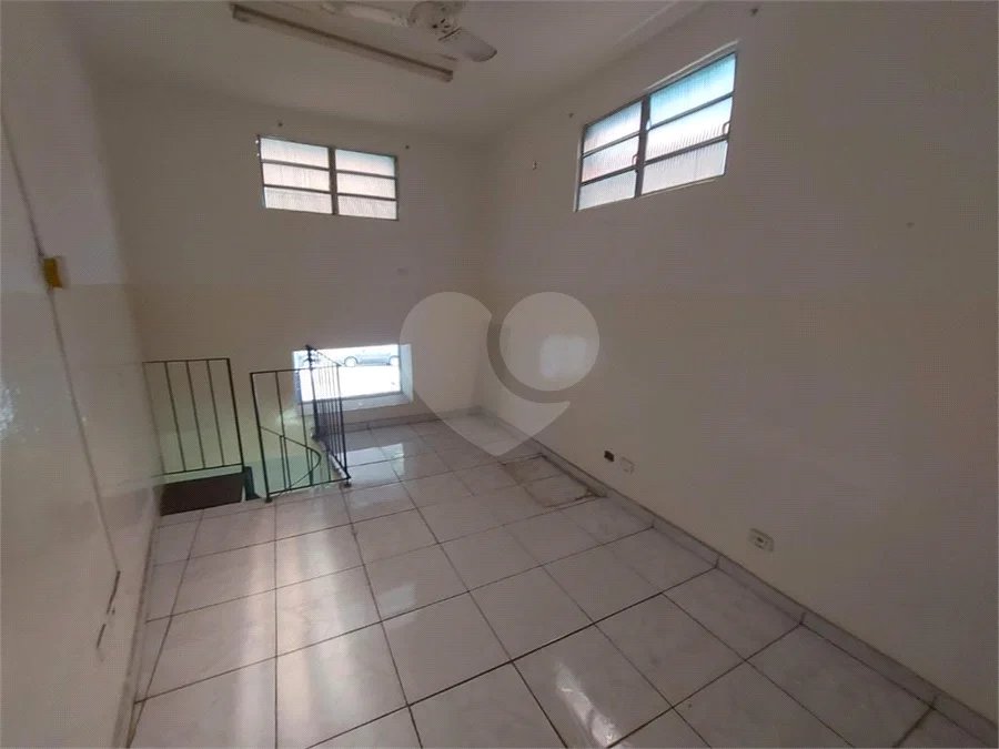GALPÃO COMERCIAL DE 220,0 M² COM 02 BANHEIROS, COPA COM REFEITORIO, MEZANINO E VAGA DE GARAGEM PARA LOCAÇÃO NA LAPA