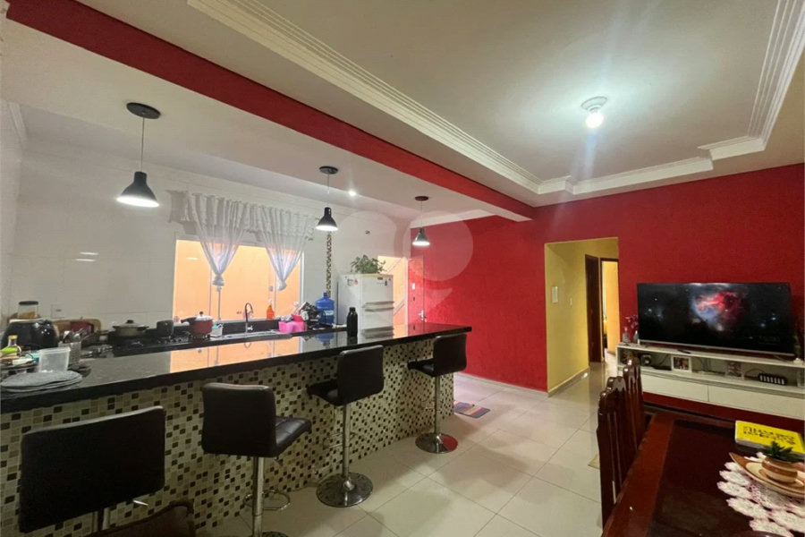 Casa ampla no bairro Terra Rica com 3 pavimentos e excelente estrutura.