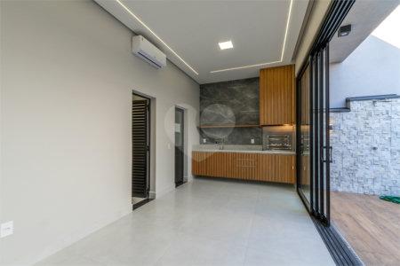 Indaiatuba - SP - Condominio Dona Lucilla - Valor R$2.295.000,00 - 3 suítes + escritório + lavabo - Terreno: 300m2 - Construção: 188m2 - Diferenciais - Móveis planejados no escritório, sala de TV, lavabo, cozinha, área gourmet, lavanderia, banheiros e closet - Ar condicionado em todos os ambie