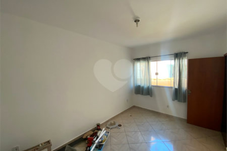 Casa térrea com salão comercial para venda no Santa Felícia.