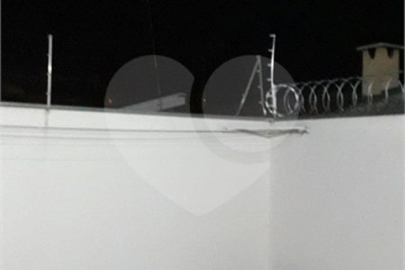 Casa térrea com 3 dormitórios, sendo 1 suíte.