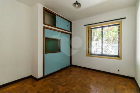 Casa à venda em Moema de 280m² com 4 dormitórios, sendo 1 suíte e 2 vagas de garagem.
