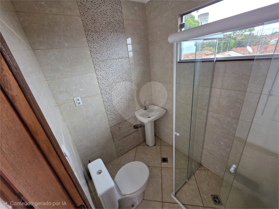 Casa térrea à venda no Douradinho com 2 quartos e edícula com mais dois quartos e 2 banheiros.