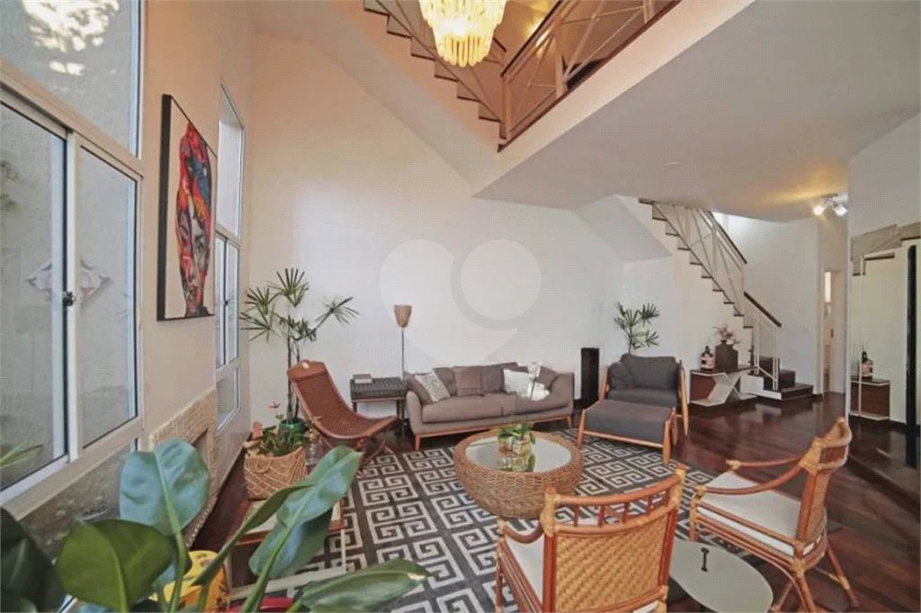 Casa à venda ou para alugar com 5 quartos, sendo 3 suítes, no condomínio Villa Florida, São Paulo - SP