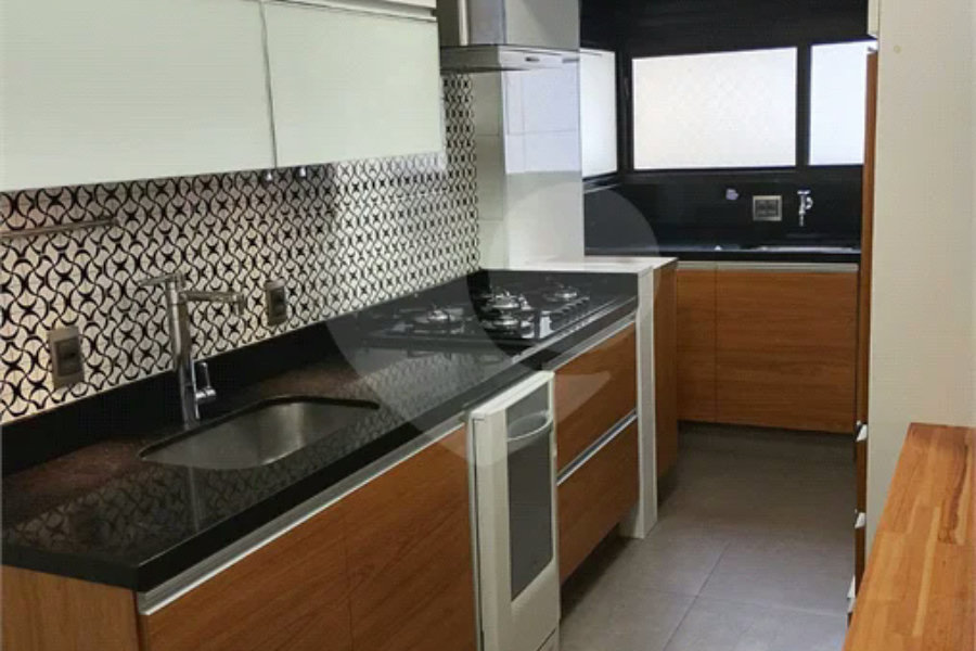 Linda cobertura Duplex om 3 dormitórios, sendo uma suíte com armários e ar condicionado e 2 vagas .