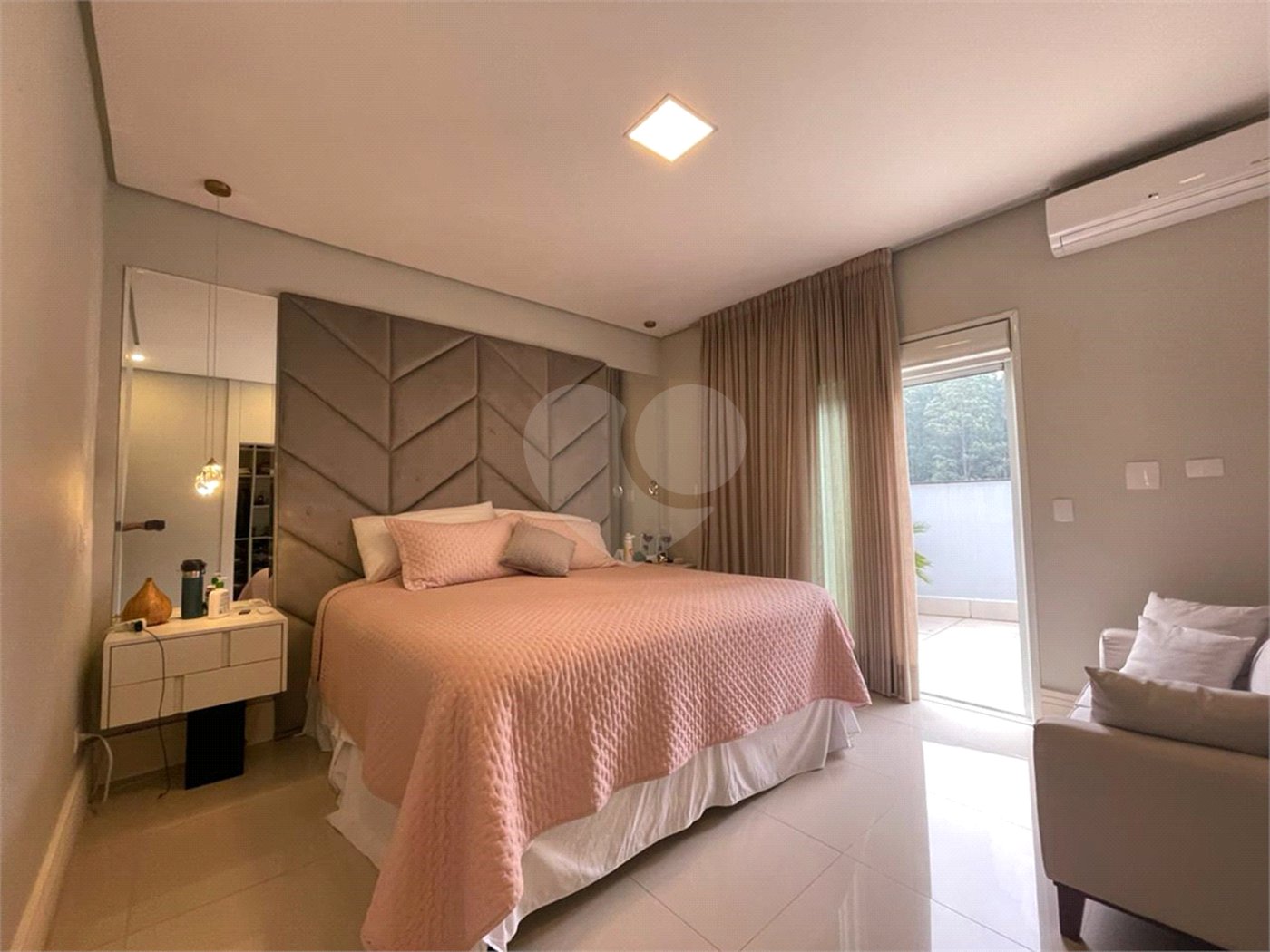 Casa com 4 quartos em condomínio fechado com piscina