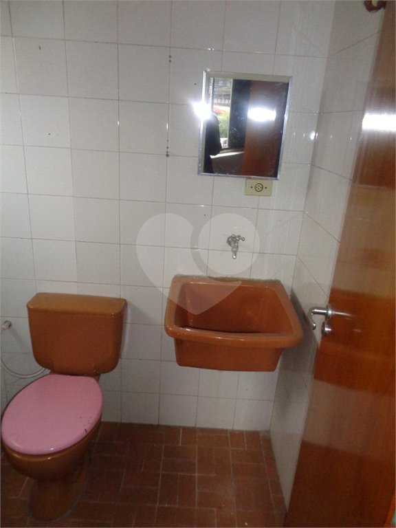 Sala comercial 27,5m² para locação na Av. Lucas Nogueira Garcdz - Atibaia - SP