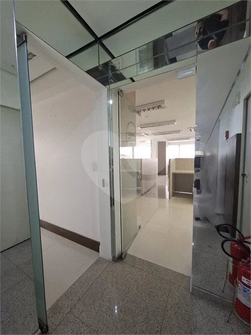 SALA COMERCIAL DE 90 M² COM 12 BAIAS, SALA DE REUNIÃO, AR-CONDICIONADO CENTRAL E 2 VAGAS!