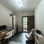 Casa em condomínio com 3 dormitórios, 01 suíte, garagem para 06 carros, área gourmet, piscina.