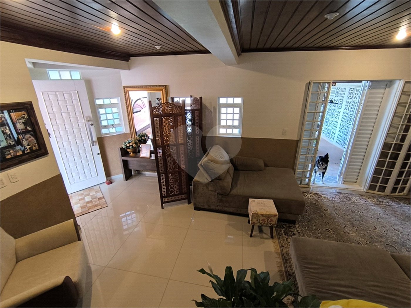 Casa à Venda no Santa Marta com 3 Suítes e Piscina