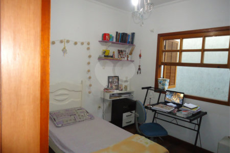 Sobrado com 4 quartos sendo 2 suítes.