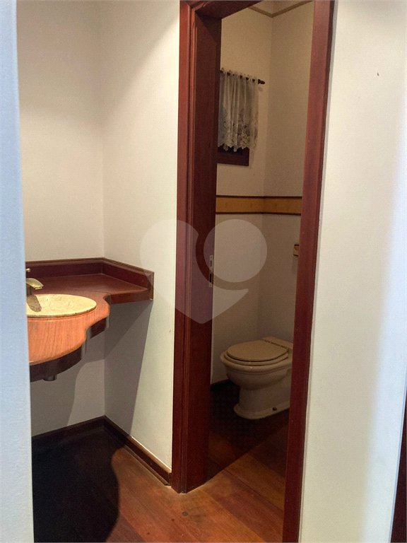 Casa Térrea com Acabamento em Tijolo Aparente e Quintal Amplo - Próximo ao Shopping Iguatemi