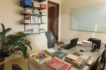 Casa Exclusiva com Pé-Direito Alto e Área Gourmet no Jardim Paraíso