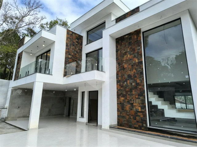 Casa à venda com 4 quartos, sendo 2 suítes,  no condomínio Alpes da Cantareira, Mairiporã - SP