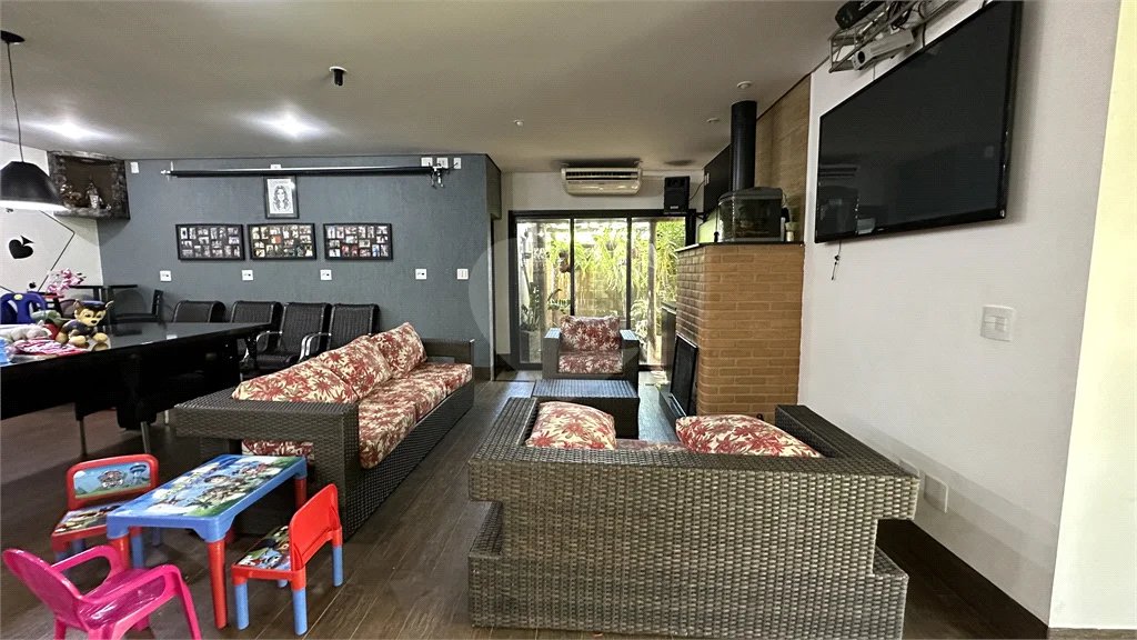 Casa em Condomínio Fechado com 4 suítes e área de lazer completa.
