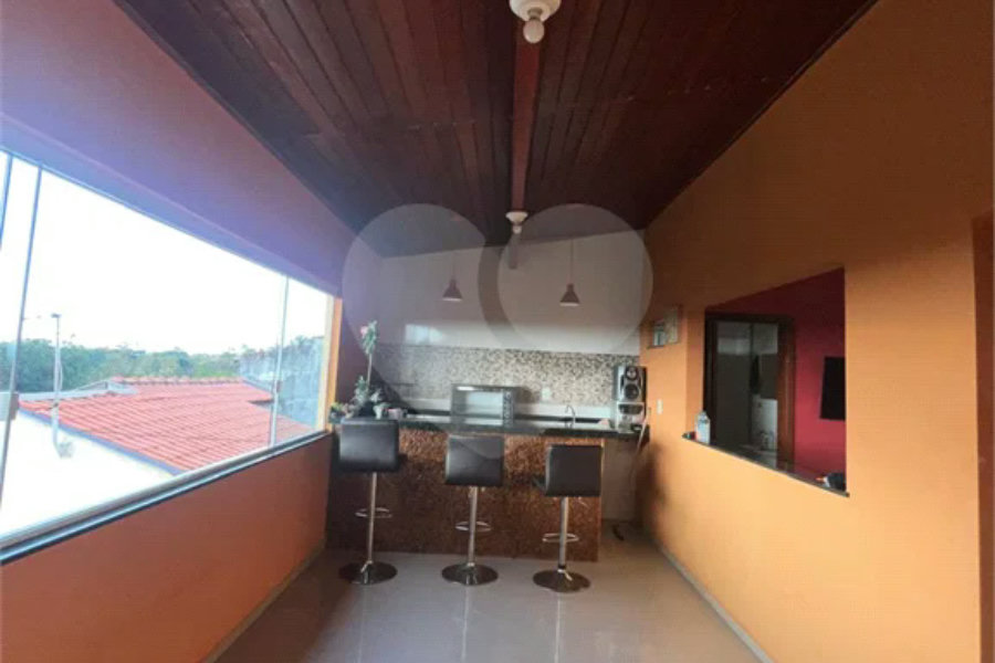 Casa ampla no bairro Terra Rica com 3 pavimentos e excelente estrutura.