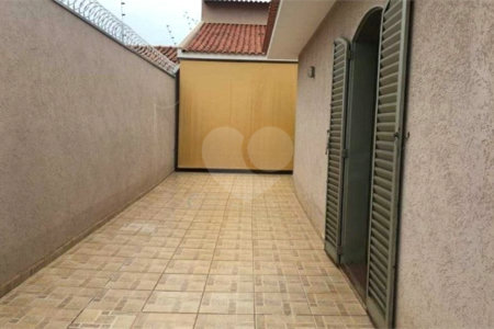 Casa térrea com 3 dormitórios, sendo 2 suítes.