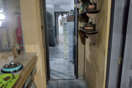 Casa à venda na Vila Mariana de 300 metros quadrados, com 3 dormitórios, 1 suíte e 2 vagas.
