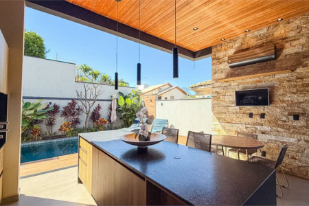 Indaiatuba - HOME DESIGN - Casa Térrea - Condomínio Paradiso - 420 m² de terreno - 307,19 m² de área construída - 3 suítes completas, sendo 1 master com closet planejado e banheira de imersão - Sala de TV reversível para 4ª suíte - Sala de estar ampla e varanda gourmet integrada - Cozinha com móve