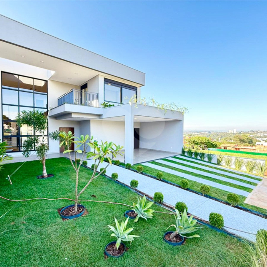 Sobrado em Condomínio Residencial Villa Sapezal - Indaiatuba/SP - R$ 2.700.000,00 - 3 suítes amplas com closet e 2 com varandas - Sala integrada com pé direito duplo - Cozinha ampla e integrada com ilha - Lavabo - Escritório ou brinquedoteca (andar térreo) - Despensa - Área gourmet com churrasqueir
